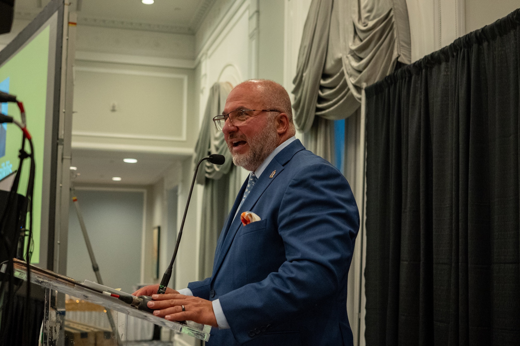 Gala speaker